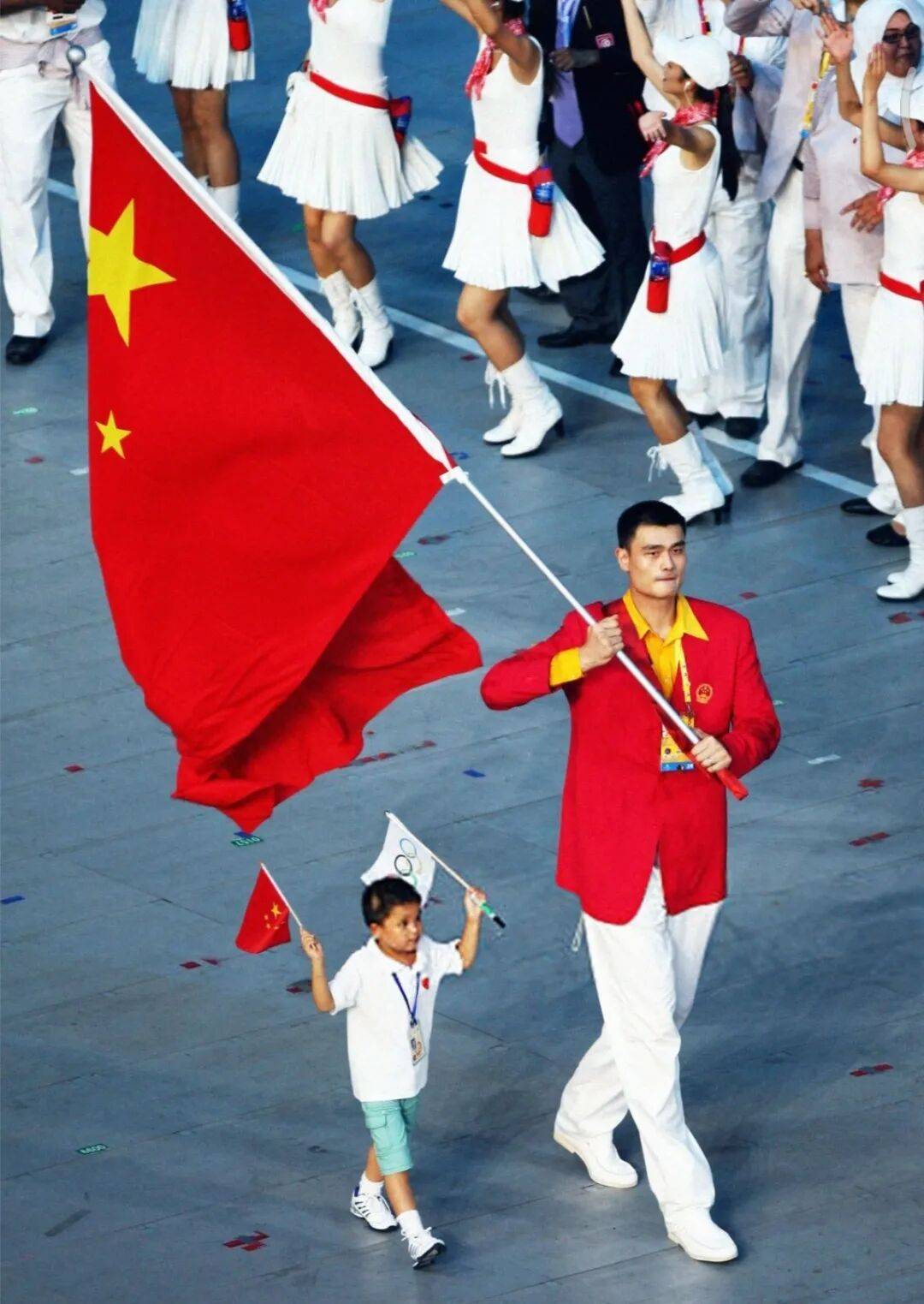 姚明带领篮球明星赛场,球迷欢呼雀跃 姚明带领篮球明星赛场,球迷欢呼雀跃